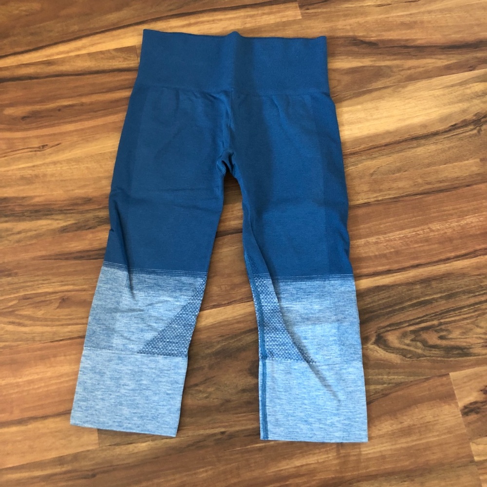 Lululemon seamlessly street crop sz 6